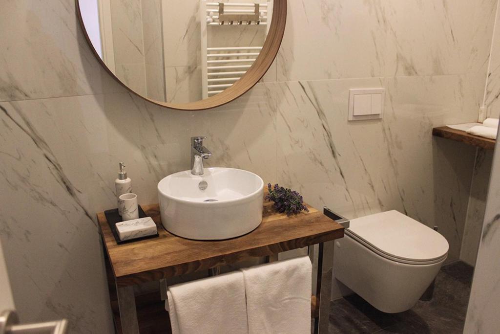 Love Apartment Ровин Екстериор снимка